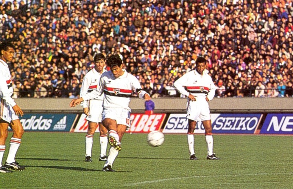 Raí bate falta pelo São Paulo contra o Barcelona e faz o gol do título Mundial de 1992 — Foto: Arquivo Histórico / saopaulofc.net