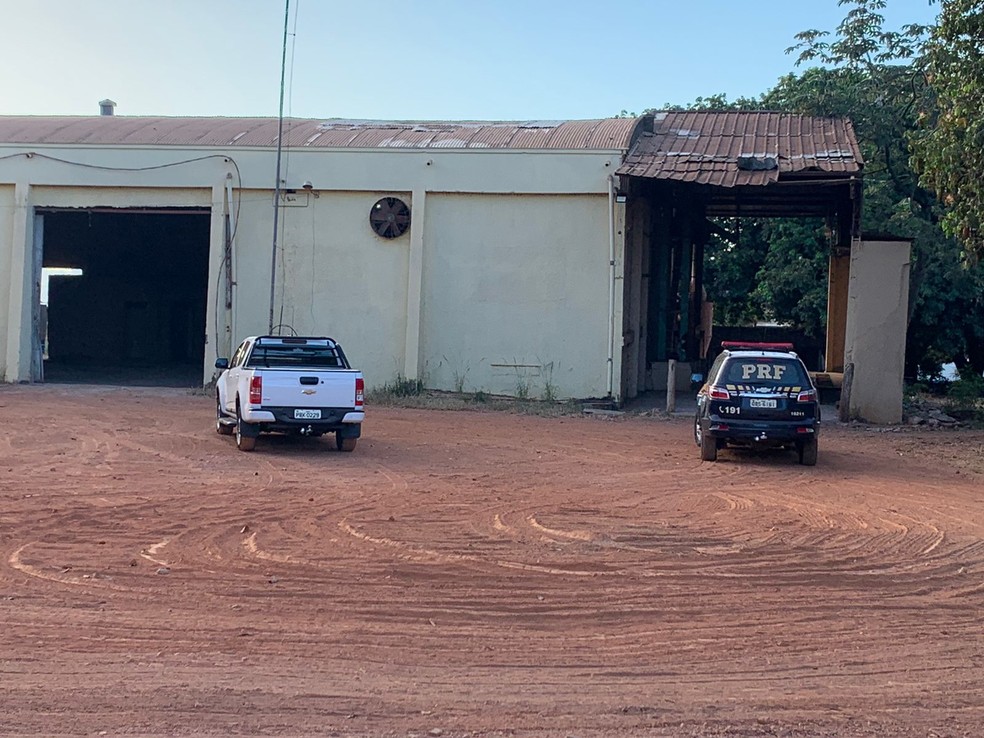Mandados são cumpridos em áreas de armazéns em MT — Foto: Gaeco-MT