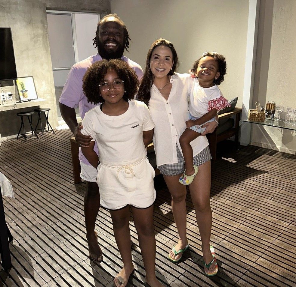 Douglas Silva, com a mulher, Carol, e as filhas, Maria Flor e Morena — Foto: Reprodução Instagram