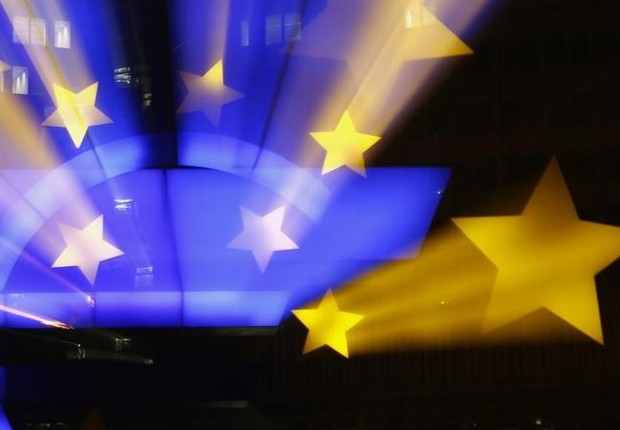 Estátua do logo do euro vista na ex-sede do Banco Central Europeu em Frankfurt (Foto: Kai Pfaffenbach/Files/Reuters)