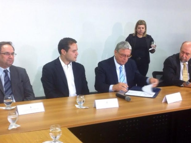 Ao centro, Renan Filho (PMDB) e Teo Vilela (PSDB) durante solenidade de transição do governo (Foto: Fabiana De Mutiis/G1)