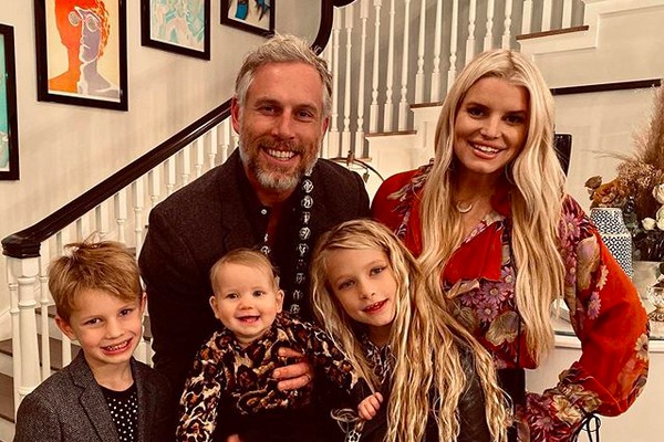 A atriz e cantora Jessica Simpson com o marido e os filhos (Foto: Instagram)