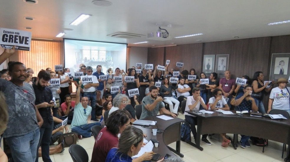 Trabalhadores foram ao Conselho Universitário pedir a suspensão da portaria da quarta-feira  — Foto: Sintuf-MT/ Assessoria