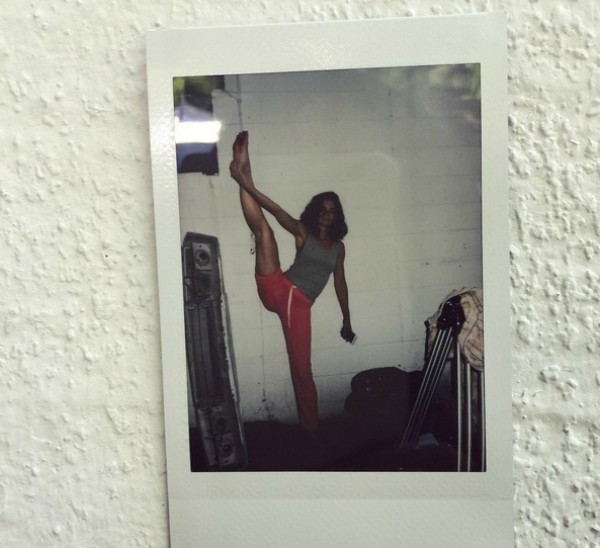 Katie Holmes mostrando sua flexibilidade (Foto: Reprodução Instagram)