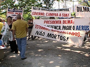 Ex-funcionários da Varig protestam no Santos Dumont (Foto: Reprodução/ TV Globo)