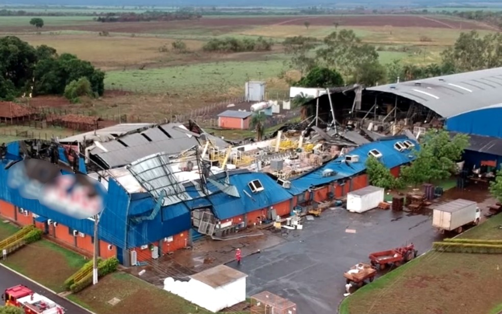 Temporal Arranca Telhado De Fabrica E Deixa Dois Funcionarios Feridos Em Itumbiara Goias G1