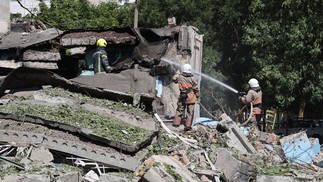 Socorristas trabalham nos destroços de um prédio destruído por um ataque com mísseis na cidade ucraniana de Serhiivka — Foto: Oleksandr GIMANOV / AFP