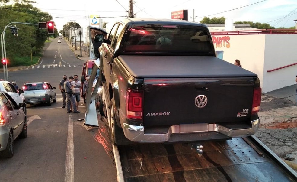 Caminhonete atinge carro que era guinchado na Avenida Joaquim Constantino  — Foto: Polícia Militar 