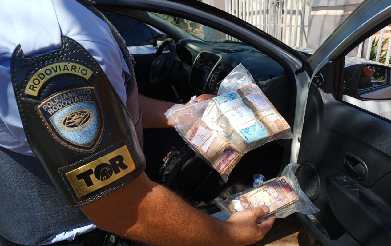 Quase R$ 90 mil sem origem comprovada e escondido em fundo falso de carro é apreendido pela polícia 