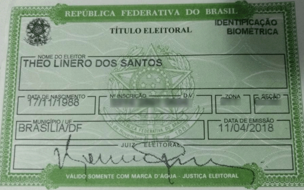 O morador de Brasília, Theo Santos, escolheu usar o nome social no título de eleitor (Foto: Mateus Rodrigues/G1)
