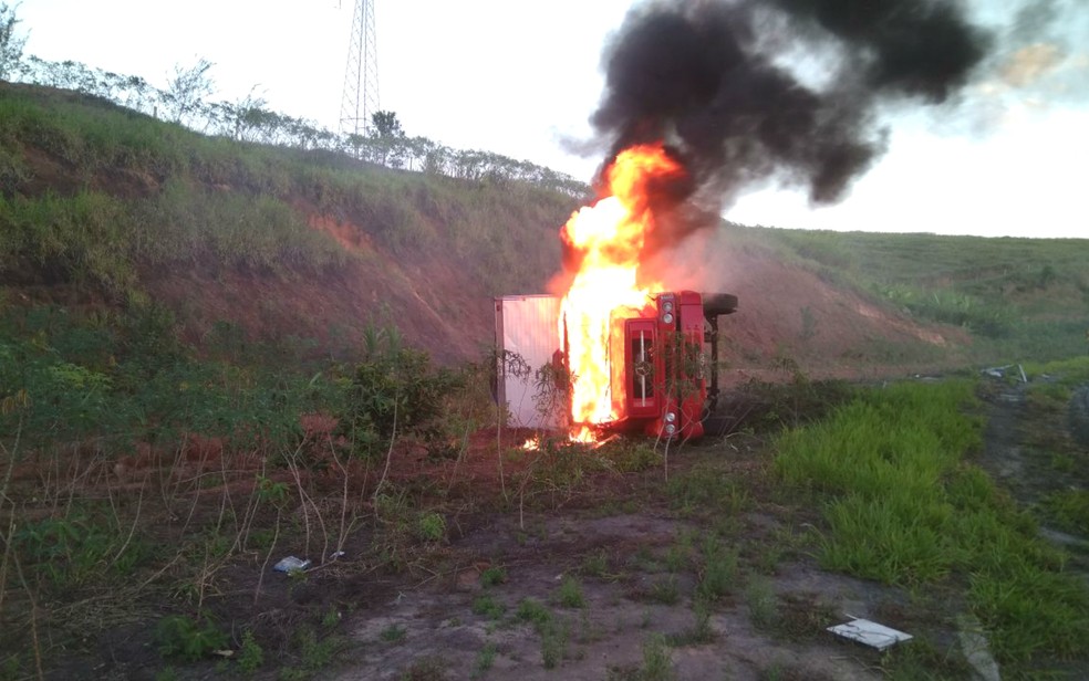 CaminhÃ£o tombou e pegou fogo no sul da Bahia (Foto: DivulgaÃ§Ã£o/PRF)