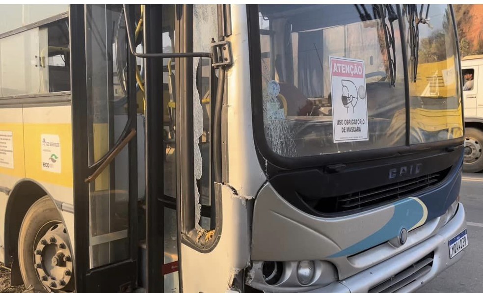 Idoso foi atingido pela lateral do ônibus que seguia na BR-116. — Foto: Redes Sociais