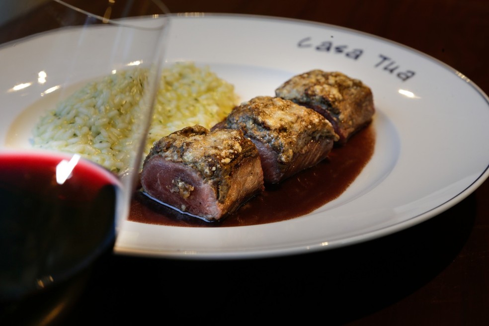 Lombo de cordeiro em crosta de funghi com risoto de ervas frescas, do restaurante Casa Tua &mdash; Foto: Roberto Moreyra/Ag&ecirc;ncia O Globo