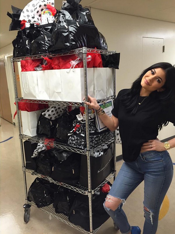 Kylie Jenner com presentes para pacientes de hospital infantil (Foto: Reprodução Instagram)