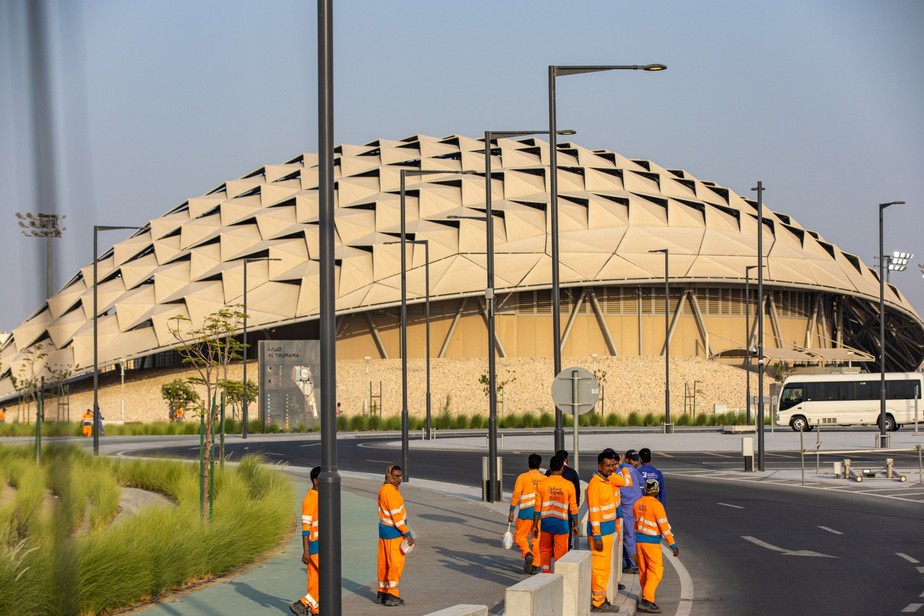 Operários da obra do metrô em frente ao estádio Al Thumama em Doha, no Catar