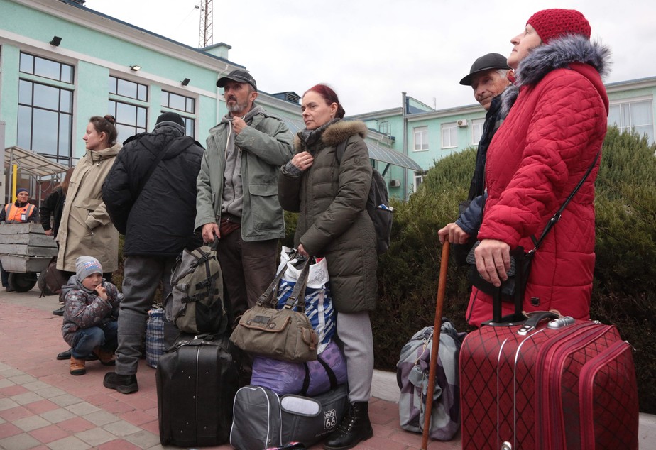 Civis retirados de Kherson chegam à estação ferroviária de Djankoi, na Crimeia