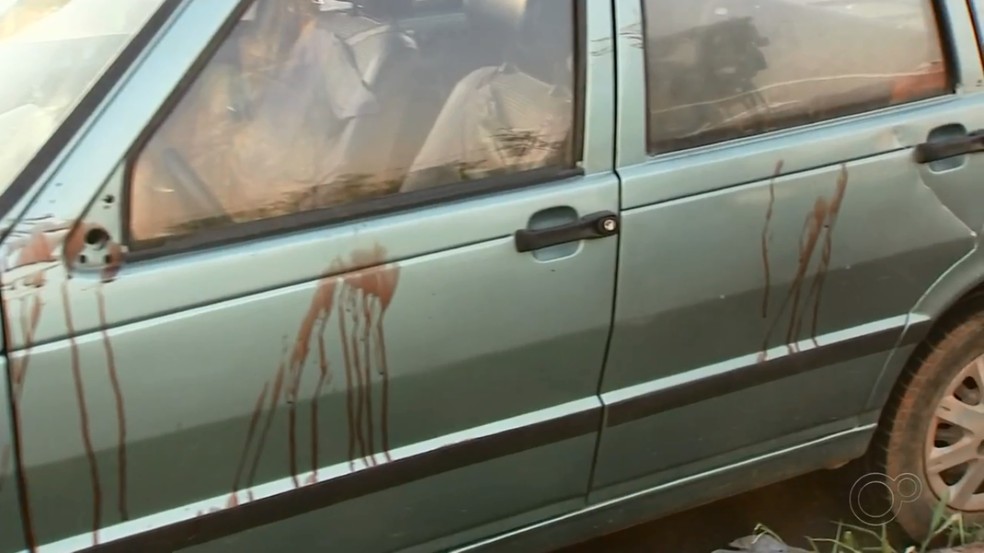 Carro do suspeito ficou com marcas de sangue em Rio Preto  — Foto: Reprodução/TV TEM 