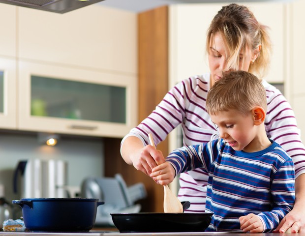 Mãe e filho cozinhando juntos (Foto: Shutterstock)