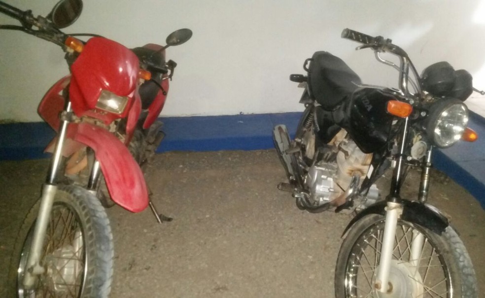 Na casa onde foragido estava tinham duas motos com restrição de roubo e furto (Foto: Laudinei Sampaio/Rede Amazônica Roraima)