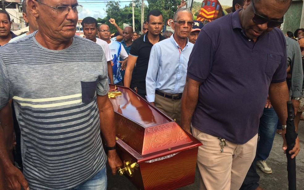 Parentes e amigos carregam caixão de artista plástico morto em Candeias (Foto: Anna Valéria/ TV Bahia)