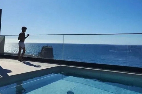 Vista da mansão em que o jogador Cristiano Ronaldo está em quarentena com sua família (Foto: Instagram)