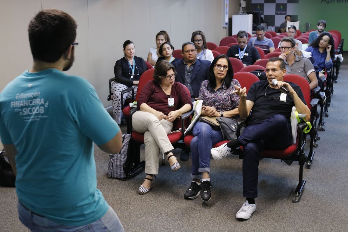 Refugiados assistem palestras para entenderem o sistema financeiro brasileiro (Foto: Fernando Frazão/Agência Brasil)