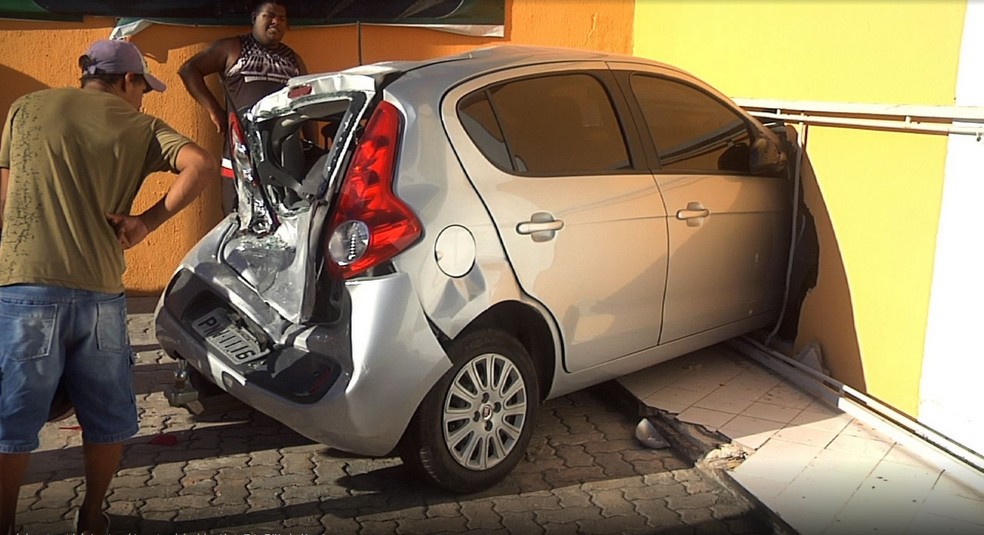 Carro foi jogado contra parede em acidente com 5 veículos na Avenida Engenheiro Santana Júnior, em Fortaleza. (Foto: Reprodução)