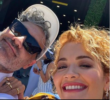 O cineasta Taika Waititi e a cantora Rita Ora (Foto: Instagram)