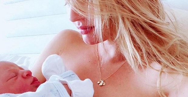 Candice Swanepoel e o segundo filho (Foto: Reprodução / Instagram)