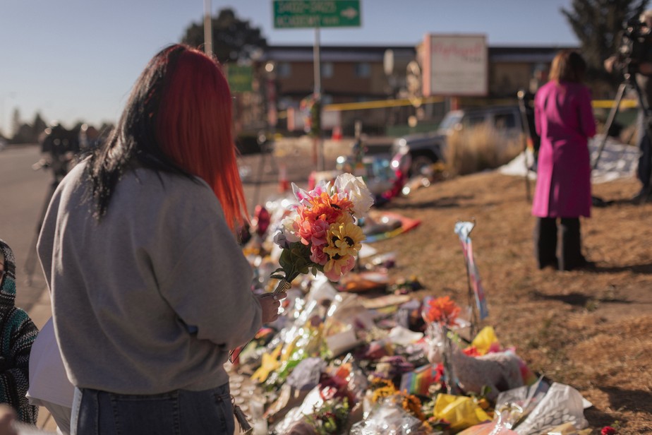 Pessoas prestam homenagens às vítimas em um memorial construído próximo ao Club Q, no Colorado