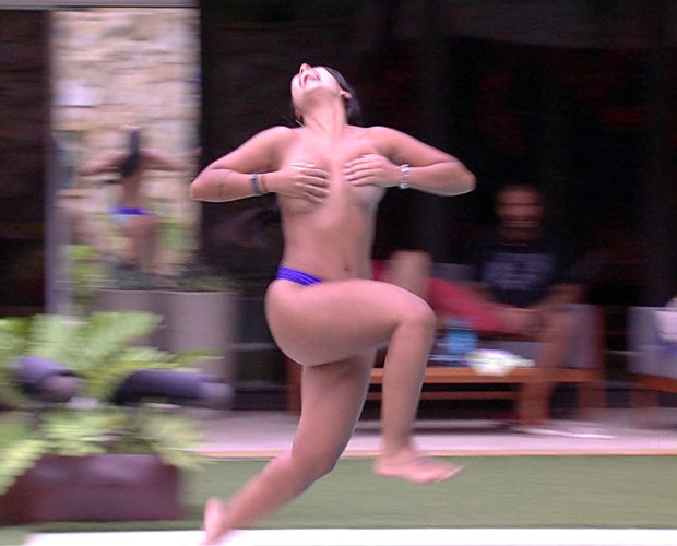 Amanda pula na piscina sem bikine (Foto: Big Brother Brasil)