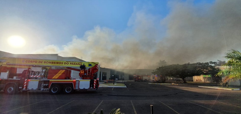 Bombeiros tentam conter incêndio em shopping, em Maringá — Foto: William Souza/RPC