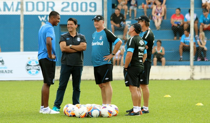Reforço, Erazo chega a Gramado e se apresenta a Felipão durante treino