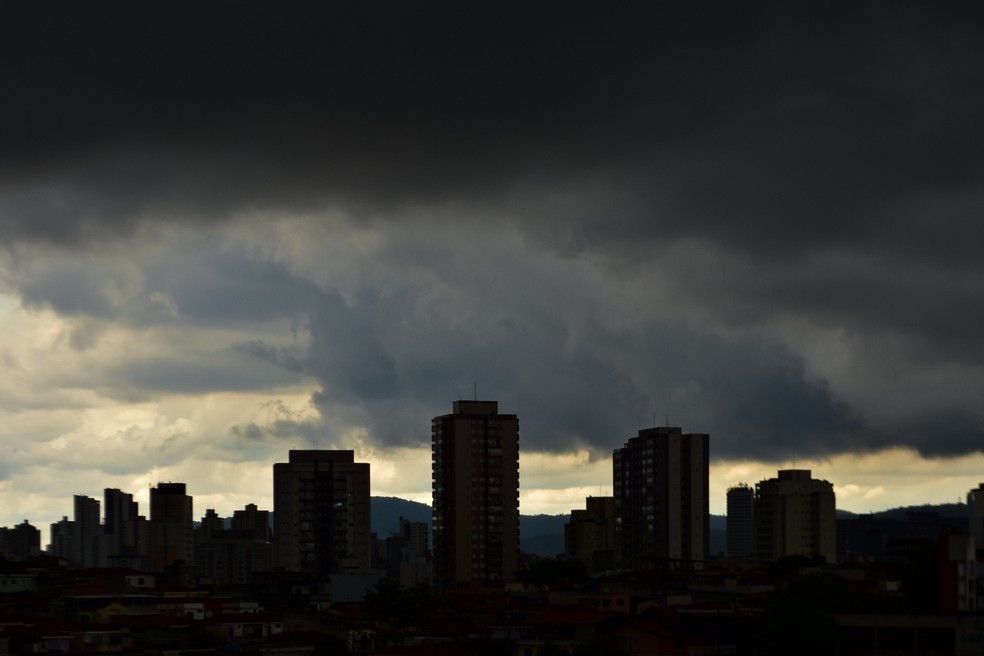 Chuva em São Paulo, neste domingo (25). Na foto nuvens carregadas, na zona norte da capital. — Foto: ROBERTO CASIMIRO/FOTOARENA/FOTOARENA/ESTADÃO CONTEÚDO
