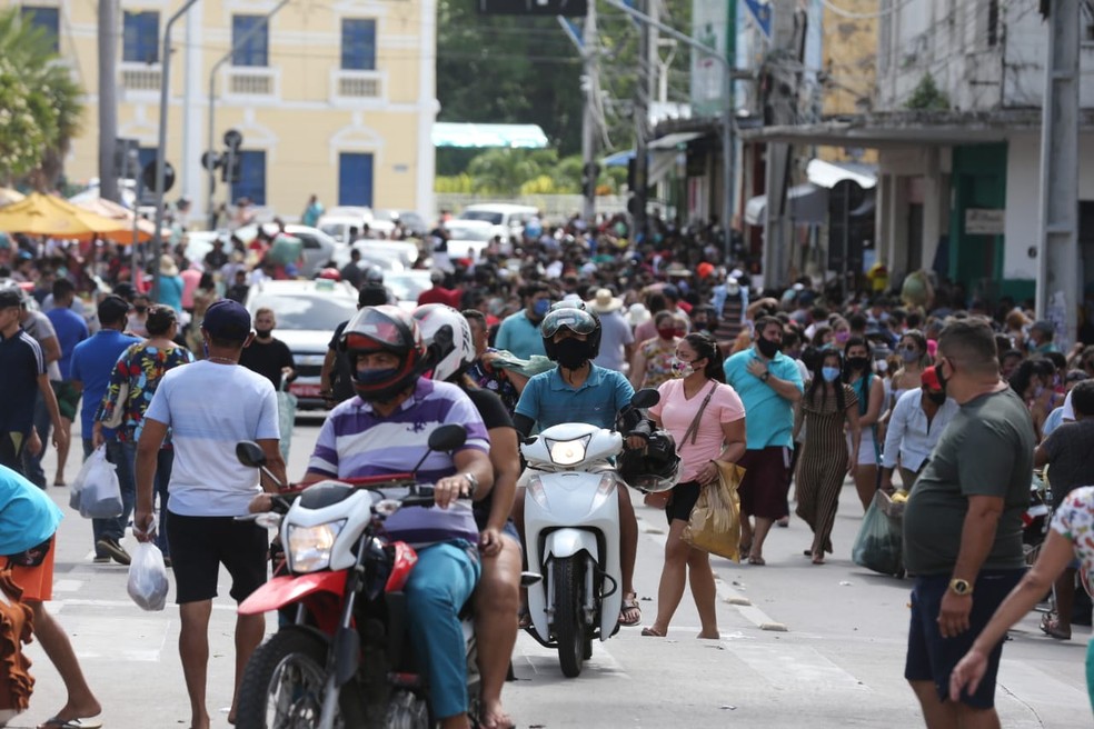 Ruas do Centro de Fortaleza têm aglomeração e pessoas sem máscaras, contrariando decreto estadual  — Foto: José Leomar/SVM