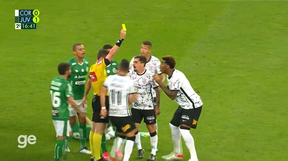 Gil recebe terceiro cartão amarelo e será desfalque contra o Atlético-GO