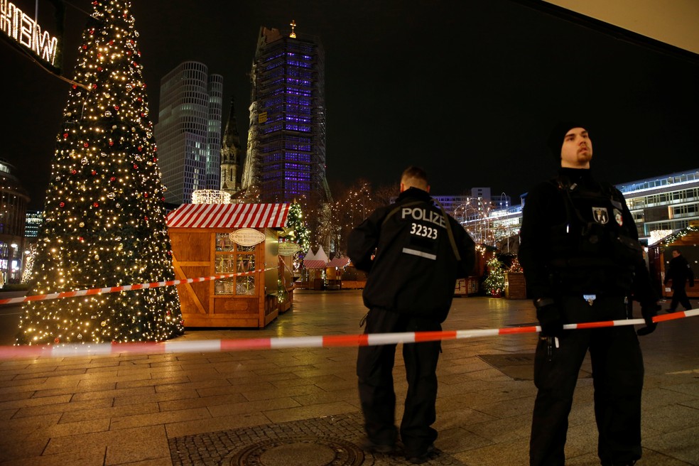 Policiais isolam praça com feira de Natal em Berlim que foi invadida por caminhão nesta segunda-feira (19) (Foto: REUTERS/Fabrizio Bensch)