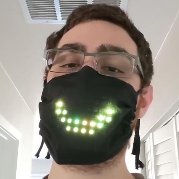 Tyler Glaiel e a sua máscara que sorri (Foto: Reprodução/Instagram)