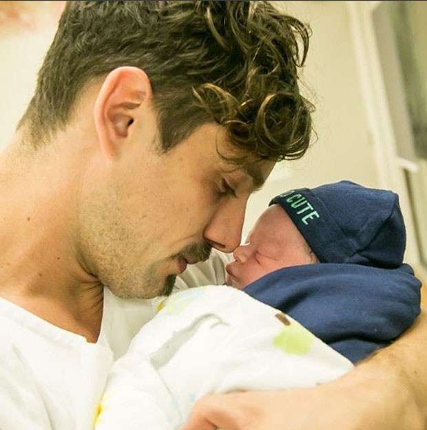 Rafael Cardoso e o filho, Valentim (Foto: Reprodução Instagram)