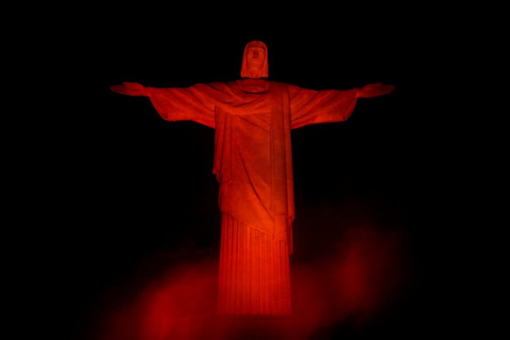 Cristo Redentor iluminado de laranja em homenagem aos garis  — Foto: Reprodução