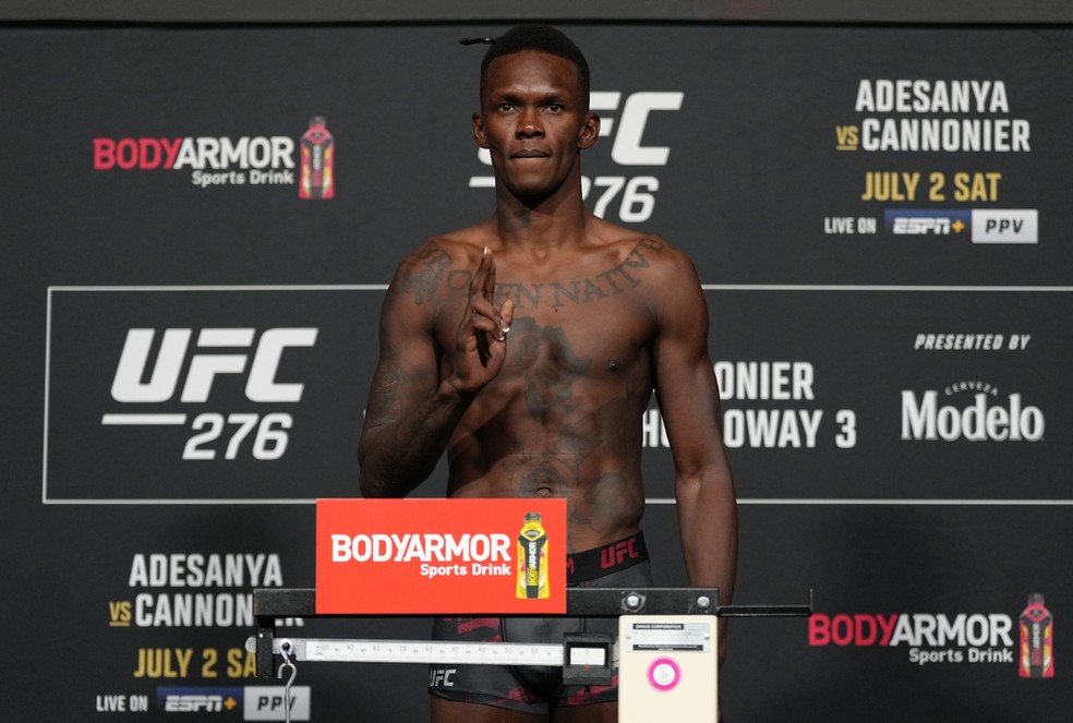 Israel Adesanya posa na pesagem do UFC 276  — Foto: Jeff Bottari/Zuffa LLC