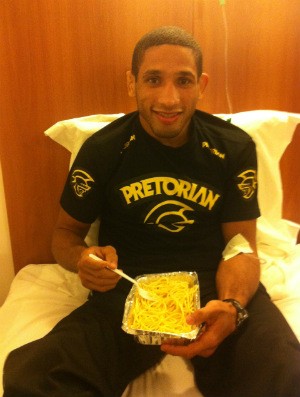 Hacran Dias soro e macarrão UFC (Foto: Ana Hissa/SporTV.com)