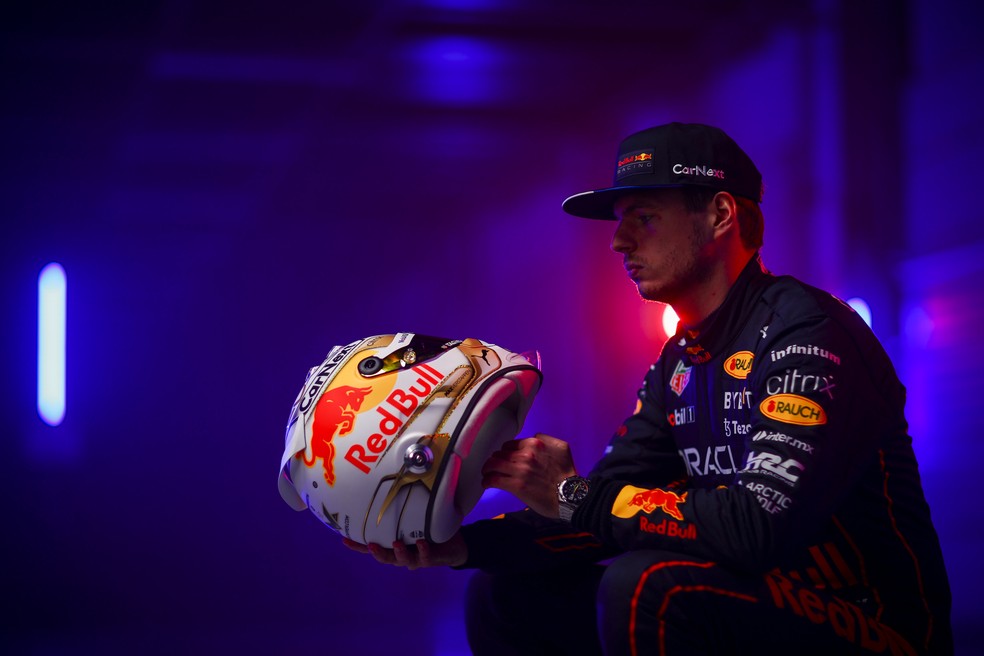 Max Verstappen posa com seu capacete no lançamento do carro da RBR para a temporada 2022 — Foto: Red Bull Racing/Red Bull Content Pool