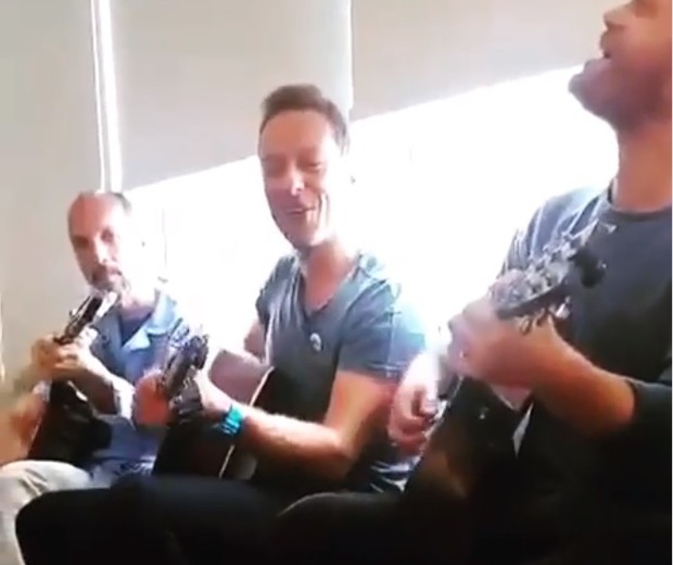 Coldplay toca para crianças no Hospital do Coração, em SP (Foto: Reprodução/twitter)