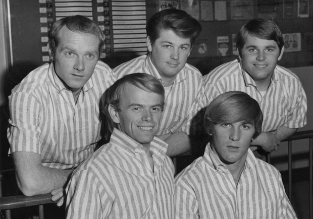 17th November 1964:  American pop group The Beach Boys in 1964. From left to right, Mike Love, Al Jardine, Brian Wilson, Dennis Wilson (1944 - 1983) and Carl Wilson (1946 - 1998).  (Photo by Fox Photos/Getty Images) (Foto: Getty Images)