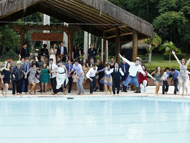 Elenco corre para pular na piscina (Foto: Raphael Dias/Gshow)