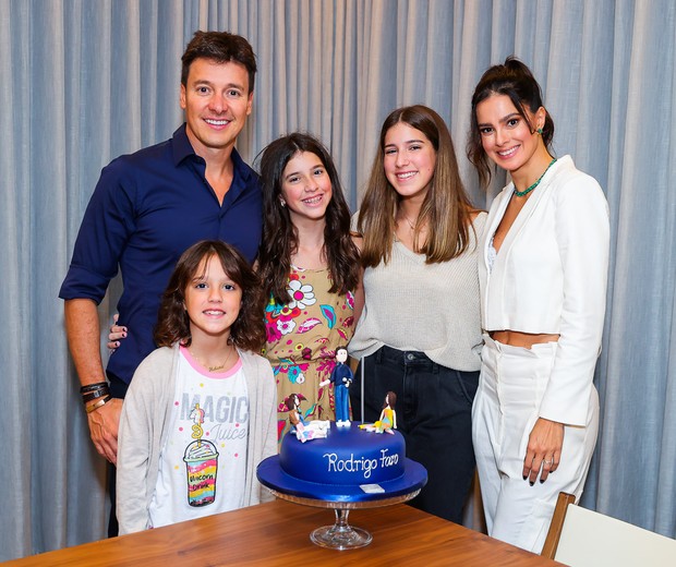 Rodrigo Faro e Vera Viel com as filhas Clara, Maria e Helena (Foto: Manuela Scarpa/Brazil News)