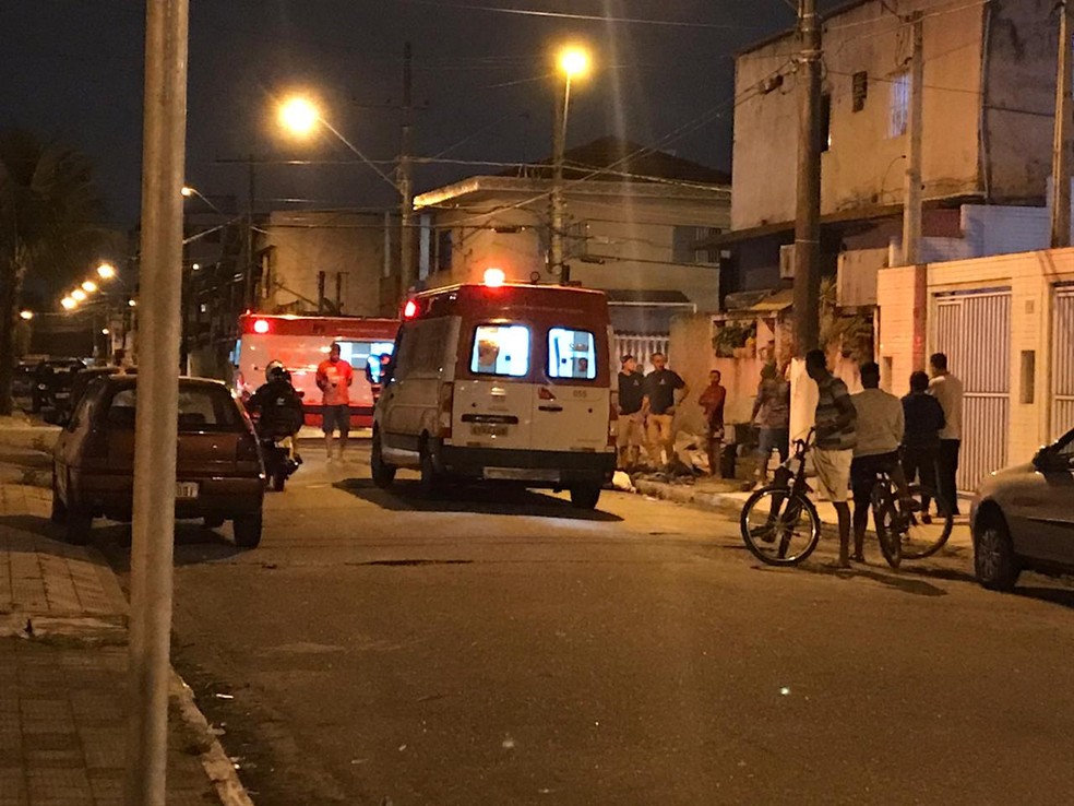 Equipes de emerg&ecirc;ncia atendem homem que morreu ap&oacute;s cair de sobrado em Praia Grande, SP &mdash; Foto: G1 Santos