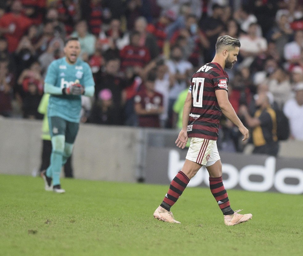 Diego cabisbaixo depois de perder o pênalti; Diego Alves incentiva ao fundo — Foto: André Durão