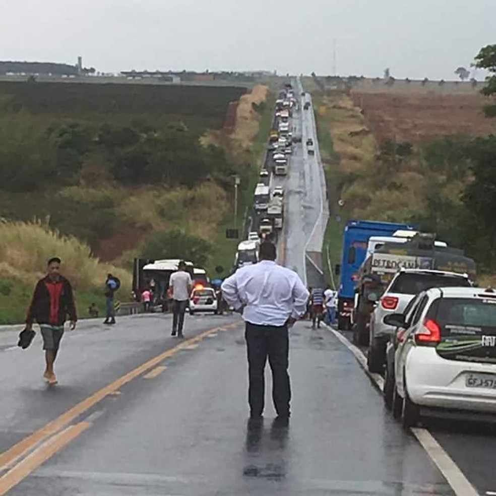 Trânsito está interditado no trecho entre Jaú e Bocaina  — Foto: Arquivo pessoal